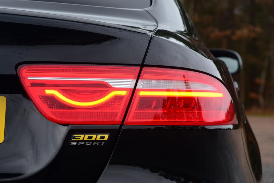 Детали экстерьера Jaguar XE 300 Sport 2018 года  (UK) (фото 13 из 24)
